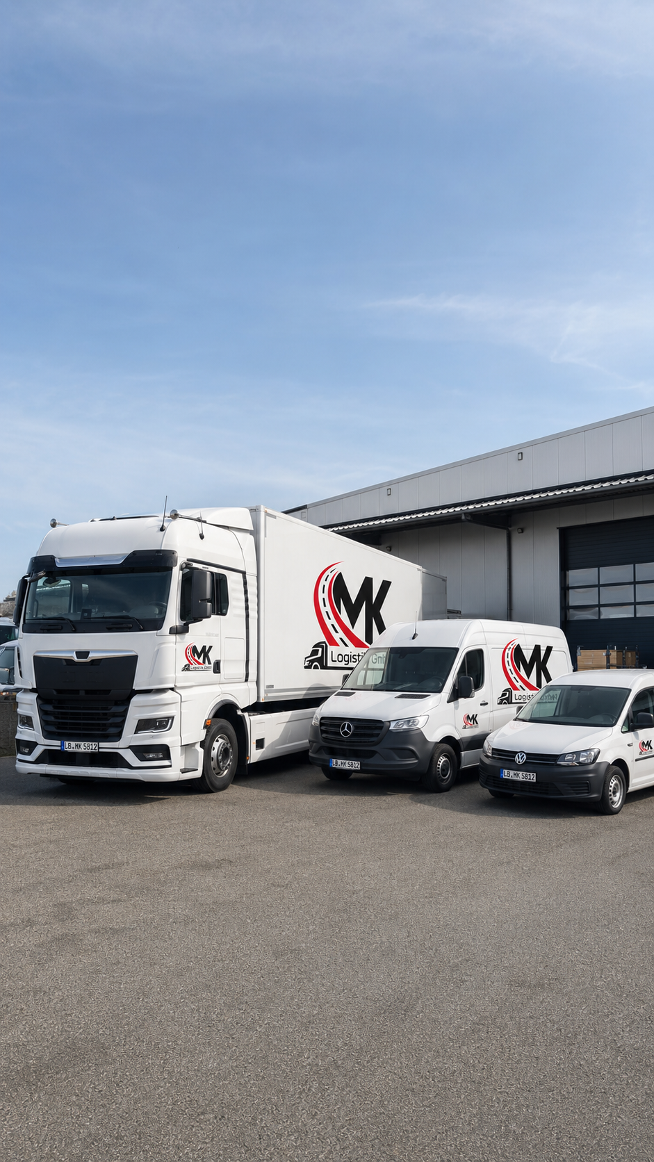 MK Logistik Fuhrpark: LKW, Sprinter und Transporter vor der Halle in Hemmingen – passende Fahrzeuglösung je nach Auftrag.